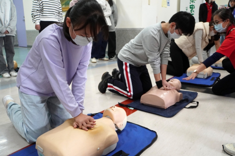 大葉開辦「基本救命術」課程,民眾學習心肺復甦術(CPR)。(照片大葉提供)