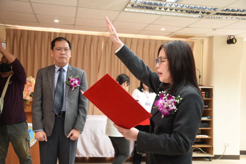 衛福部澎湖老人之家新任主任履新　陳光復盼同心深耕離島社福 布達典禮現場嘉賓雲集，包括議長陳毓仁、議員呂黃春金、議員蘇陳綉色、議員許國政、議員蘇育德、議員陳佩真、議會議事組主任莊華州、立委楊曜助理段湘玲、行政院南部聯合服務中心副執行長顏子傑、社會處長周柏雅、教育處長陳晶卉、馬公市長黃健忠、湖西鄉長陳振中、風櫃國小校長林妍伶，以及衛福部所屬機構主任、院長等各界首長蒞臨觀禮，共同見證離島社福力量的傳承與延續。