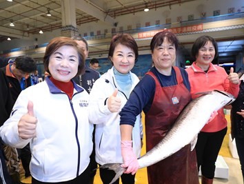 把關民生物資供應 盧秀燕市長清晨探視魚、果菜市場：量足價穩品質好 讓市民安心過好年