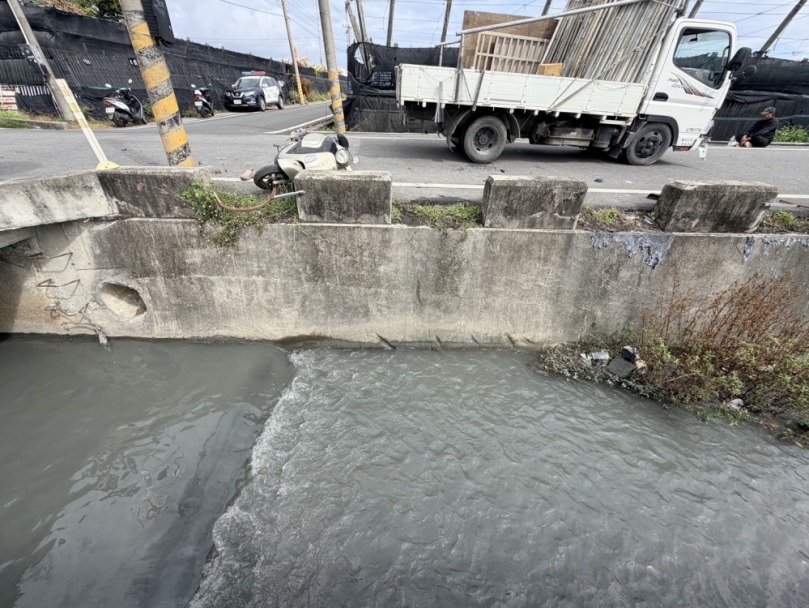 路口碰撞｜臺東65歲機車騎士，彈落路旁1個人高灌溉溝渠傷重不治！