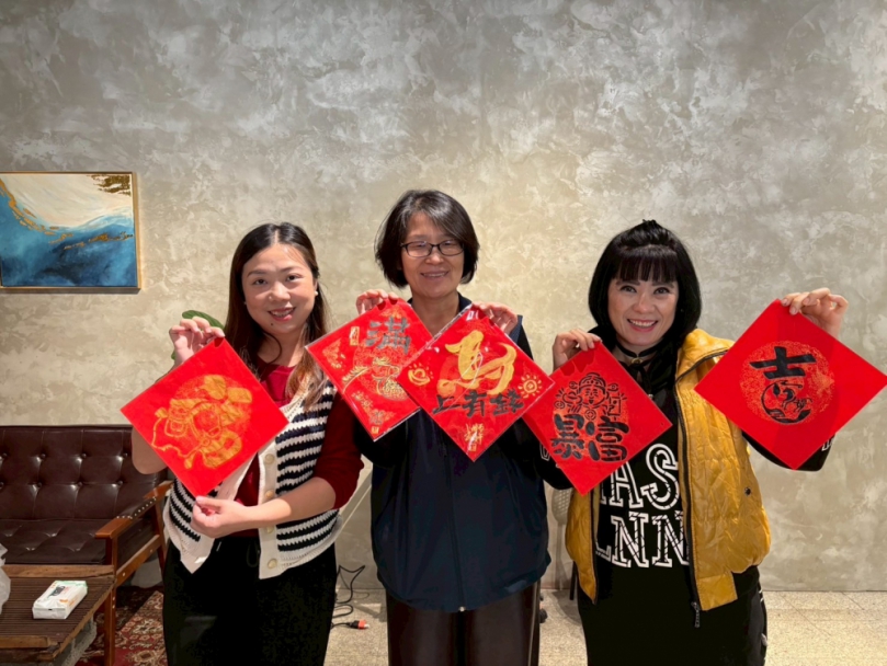 移民署嘉市服務站邀新住民藝術家申婷頡 示範馬年圖案創意春聯