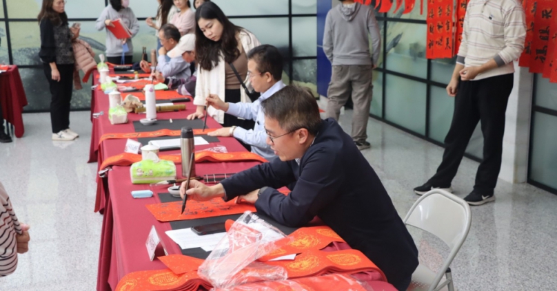 「墨香迎春,公義傳情」彰化執行分署揮毫義賣。(照片分署提供)