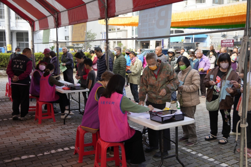 寒冬送暖愛不停歇！南投市公所媒合民間企業發放500份愛心物資