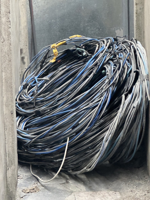 光電廠太陽能板接地線遭竊4,200公尺｜鳳警破獲竊盜集團逮4嫌