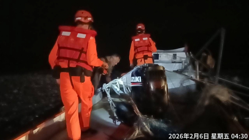 膠筏遭側浪打翻｜臺東海巡迅速救援，2漁民自行上岸脫困！