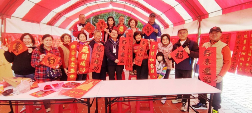 東信福德祠 馬躍東信報新春 名家揮毫贈春聯 里長洪榮吉 馬上暴富 馬上成功
