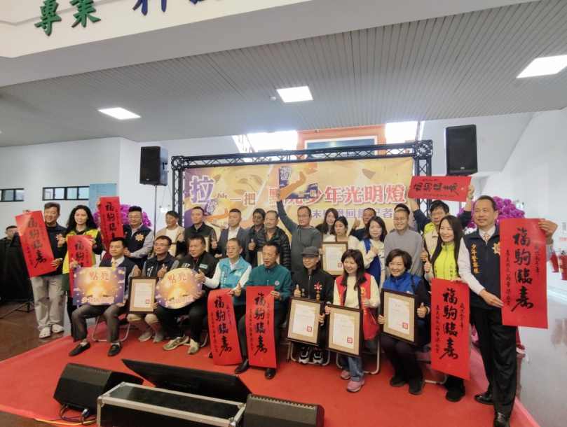 嘉義縣警局攜手業者關懷迷途少年 歲末感恩拉他一把點亮希望