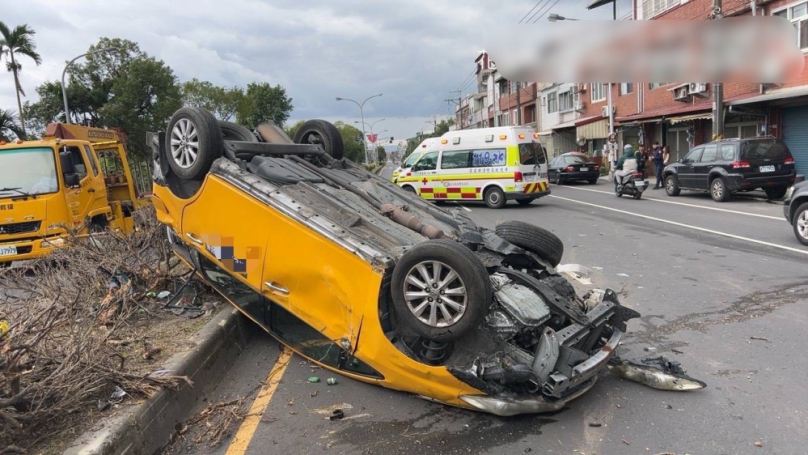 計程車翻覆｜休假吉安警巧遇車禍事故，即刻救援助駕駛乘客脫困！