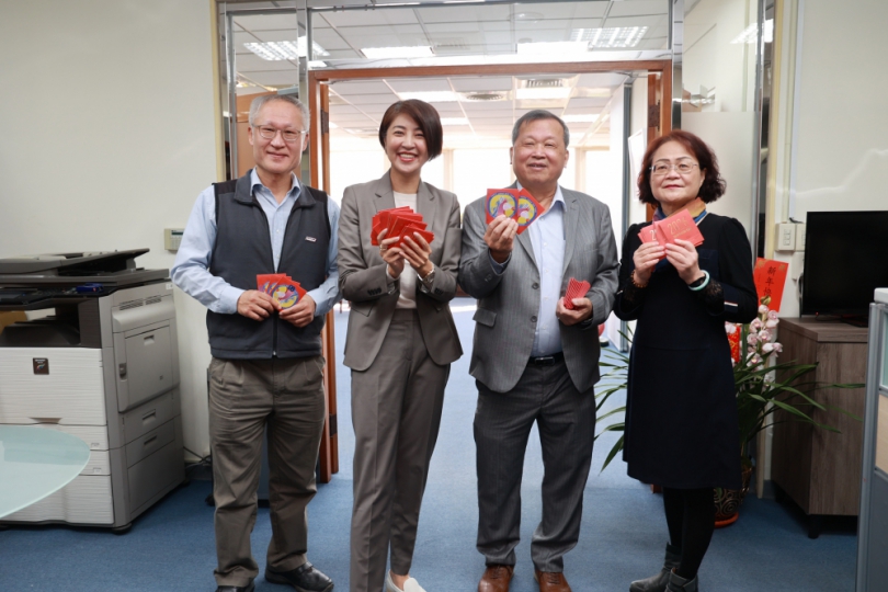 春節前夕發給小紅包 縣長許淑華祝大家新春行大運