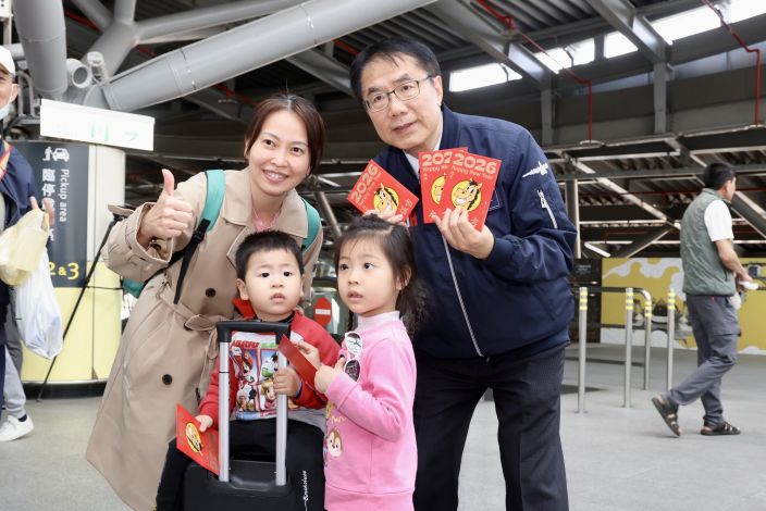 春節首日湧人潮 黃偉哲赴高鐵及台鐵視察疏運-發送祝福