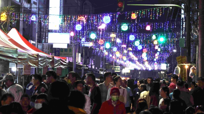 雲林東勢光藝節熱鬧啟燈迎新春 光雕秀點亮公所夜間新地標！