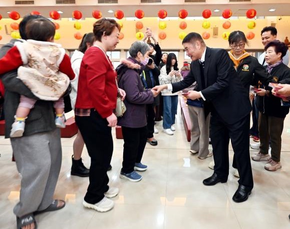 馬年賀歲迎春 苗栗縣長鍾東錦 年初一到廟裡祈福 發放馬年福袋向鄉親拜年