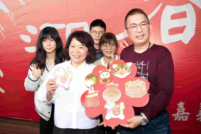 嘉義市長黃敏惠初一走春發送「粉紅超馬」開運紅包 祝福市民幸福加碼〜