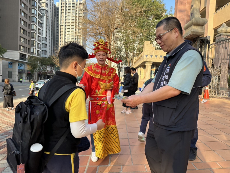 警方啟動護童專案勤務 蔡慶星分發文宣品扎根