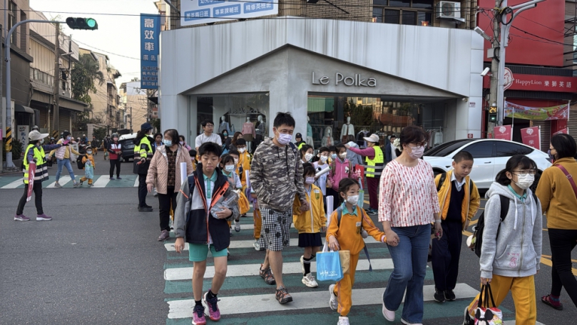 開學日，員林警分局派警力在國小前保護學童上下學。（照片警方提供）