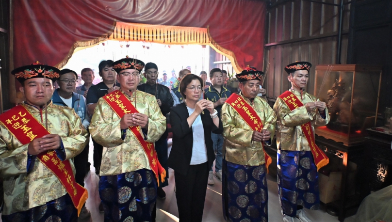 彰化縣長王惠美前往芬園鄉社口角迎天公。（照片縣府提供）