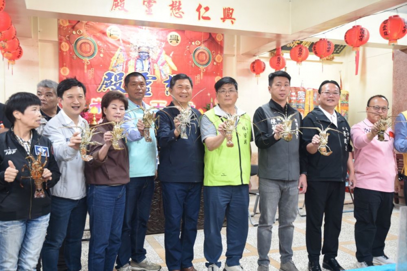 興仁懋靈殿元宵活動熱鬧登場  興仁懋靈殿元宵活動以乞龍蝦及親子擲筊聞名，今年除原有的乞龜、乞發財金、乞龍蝦及特色市集外，更將親子擲筊區創新轉型為免費親子遊戲區，規劃釣龍蝦、共乘搖搖馬及跳跳馬等互動體驗，活動自2月28日起至3月4日止。