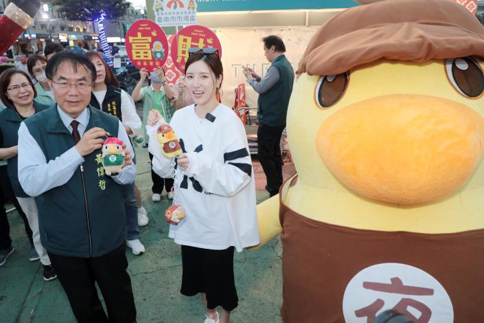 雙鴨躍馬鬧元宵 黃偉哲現身花園夜市發送限量鴨鴨小提燈