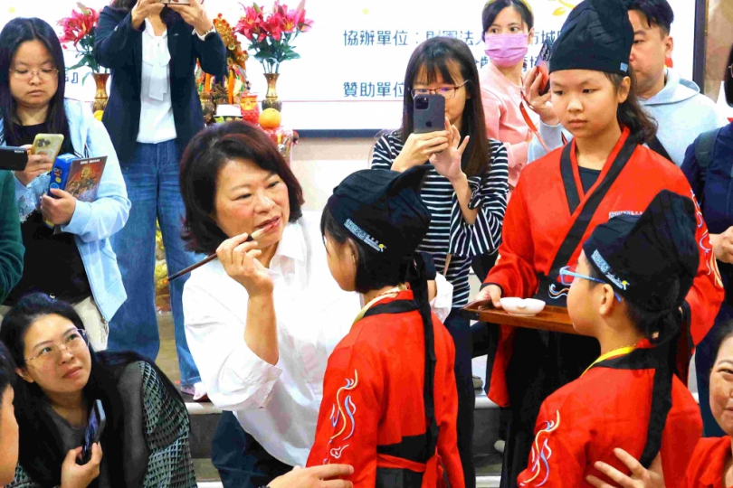 「城隍佑民·文昌護子」公益古禮抓週暨學童開筆禮儀式 市長黃敏惠擔任啟蒙老師 祝福抓週寶寶幸福成長〜