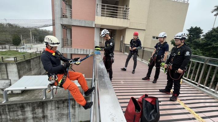 精進繩索救援技術　苗栗特搜分隊辦理繩索行徑與拖拉系統訓練