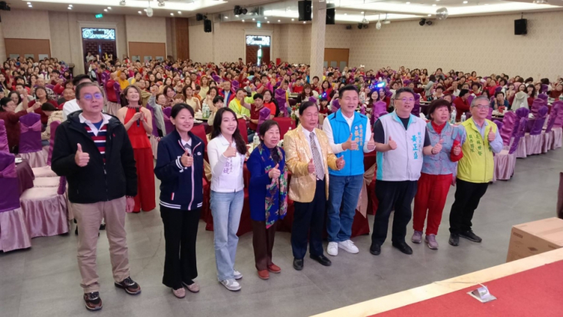 婦女佳節，義德發長照集團辦春酒，董事長林亮暉夫婦（中）向照服員致謝。（照片林碧珠攝）