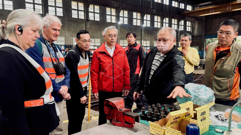 阿里山林鐵與英國威爾普蘭菲爾鐵路續訂出借契約  紅色外交官DL-34機關車  續寫臺英姊妹鐵路合作篇章