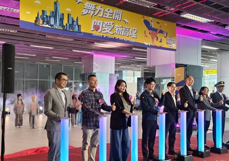 高雄車站鏡面牆啟用邀年輕朋友來車站「練舞」