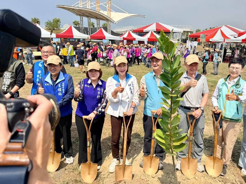 國民黨高雄市長參選人柯志恩偕民代出席高雄植樹活動