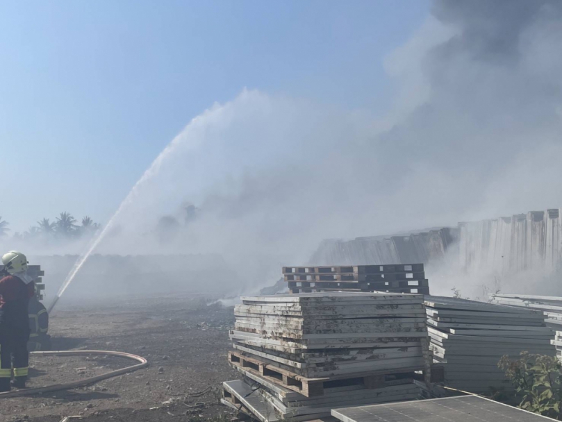 太陽能板戶外暫置場火警   縣長周春米：徹查失火原因 必要時重罰