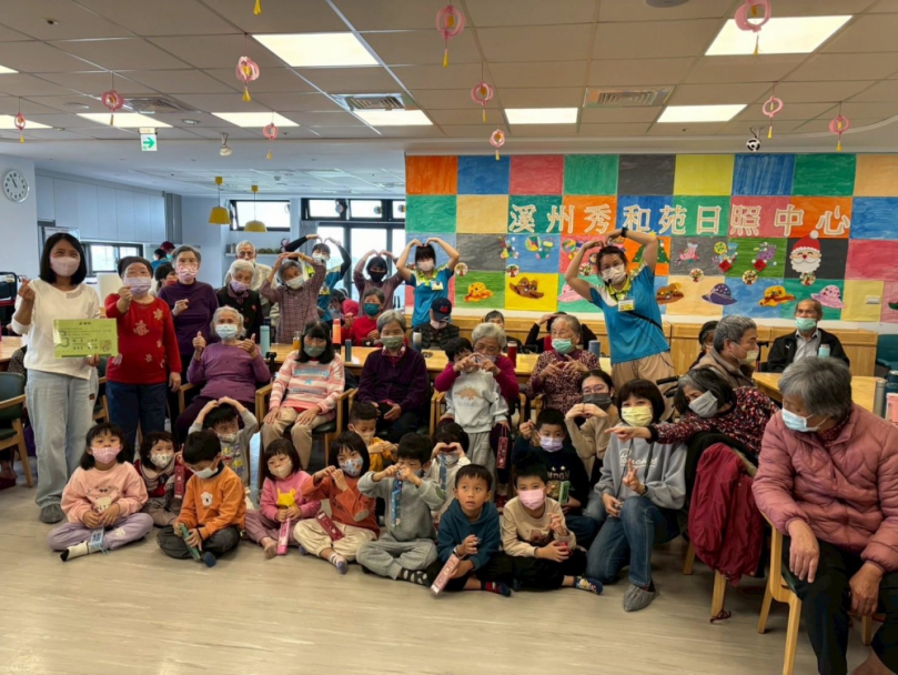 「秀和苑」日照阿公阿嬤與幼兒跨世代同樂會。（照片秀和苑提供）