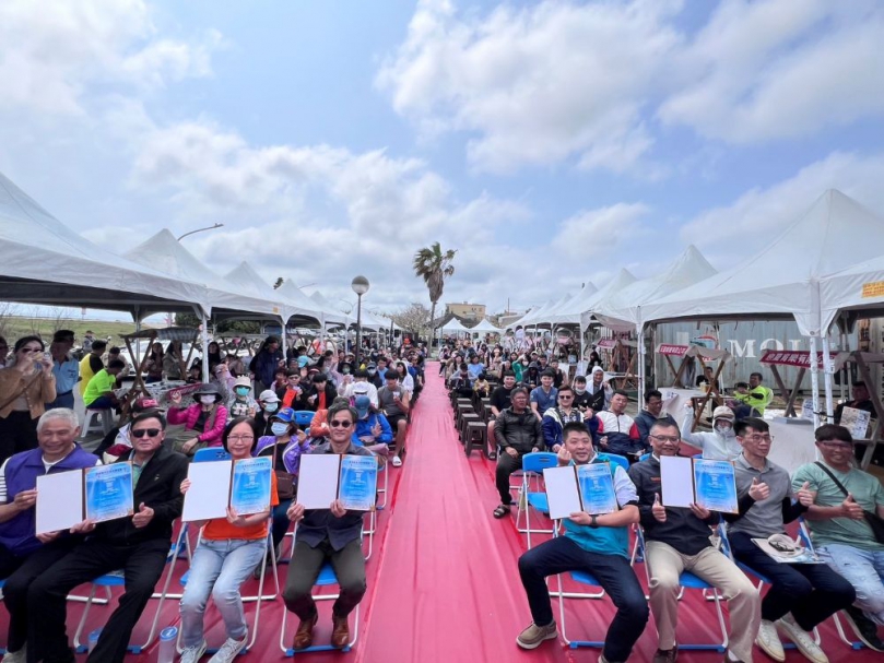 樂遊澎湖平安歸 澎管處攜手業者共同維護水域遊憩安全防線 澎管處郭振陵處長強調:「旅遊安全是觀光發展的先決條件。」澎管處將持續致力於景區的安全維護,包括設施與告示牌示內容的巡檢,提升業者的服務品質,併強化遊客對預防風險的宣導,讓國內外遊客放心暢遊「世界最美麗海灣」。