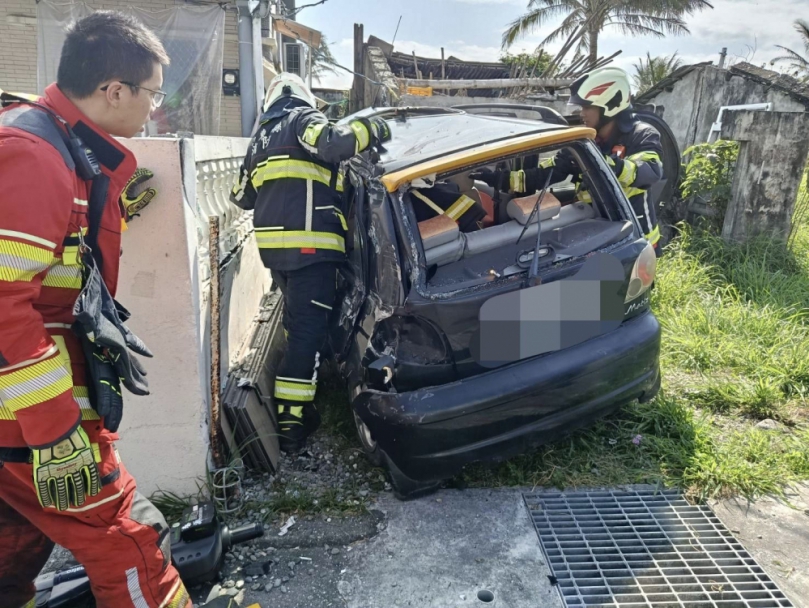 車毀人亡|79歲翁駕車撞擊成功鎮路旁民宅圍牆