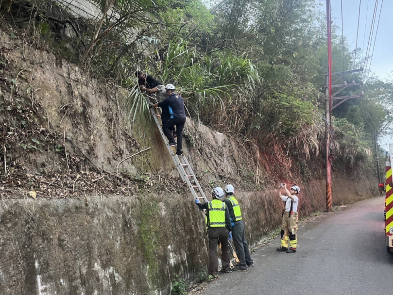 婦人跌落邊坡受困 所長陳樹成 消防局即刻救援 化險為夷