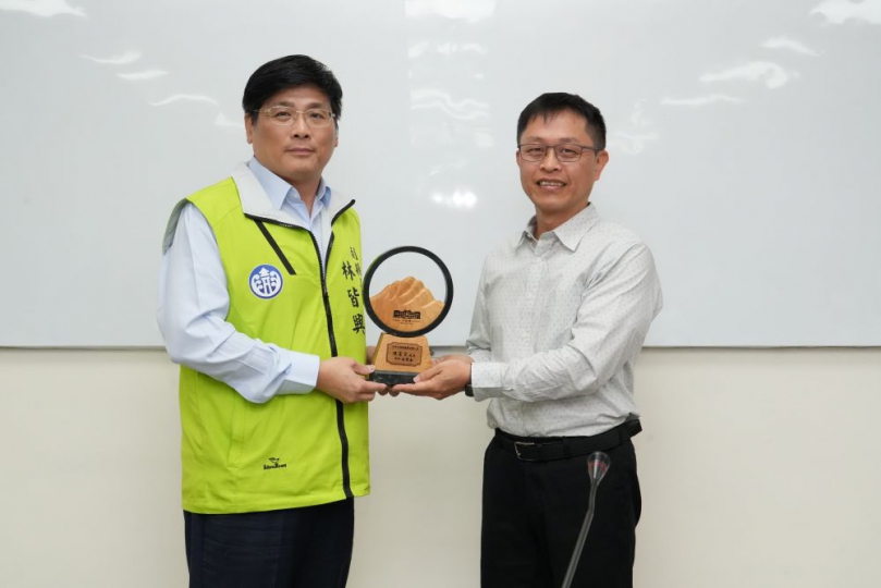 澎縣府召開主管工作會報　模範公務人員陳富宗分享數位轉型與資安治理成果  林皆興表示，面對數位時代快速發展與AI技術應用日益普及，公部門更應積極導入科技工具，提升行政效能與服務品質，並從民眾需求出發，打造便捷、即時且安全的公共服務環境。他肯定陳富宗科長帶領團隊，突破跨機關協作、人力及預算資源限制等，成功建立整體性數位治理架構，為縣府推動智慧政府奠定重要基礎。