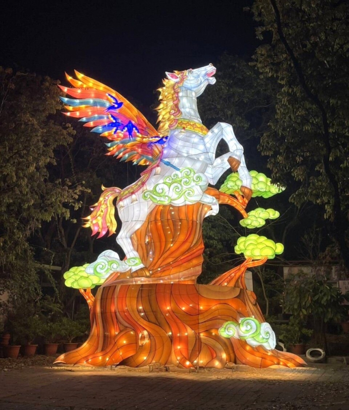 2026台灣燈會副主燈「天驥夢飛揚」夢幻飛馬 從嘉義移至雲林斗六紅螞蟻生態世界 持續發光與黑金剛、恐龍相輝映!
