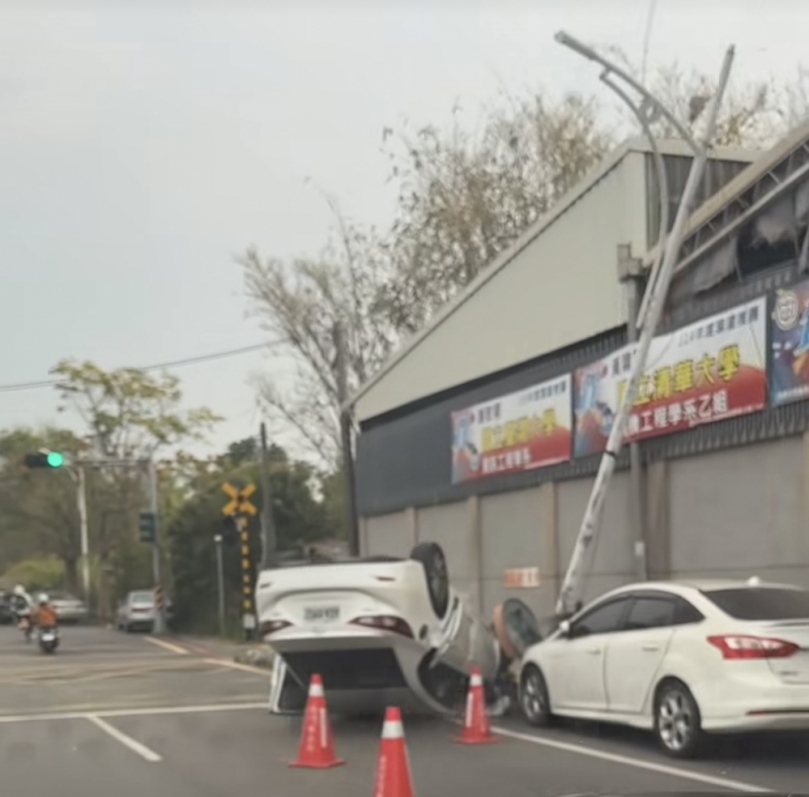 林鐵今天很不平靜 博東路平交道設備遭自小客撞壞 林森東路鐵道邊坡火災 林鐵處忙翻了 將依法求償