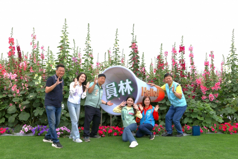 員林蜀葵花季開幕,代市長賴致富(右)邀全國遊客來賞花,吃美食。(照片公所提供)