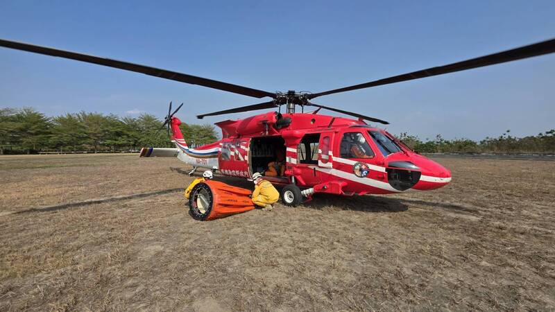 高雄美濃公墓大火出動直升機投水31次控制火勢2公頃成焦土