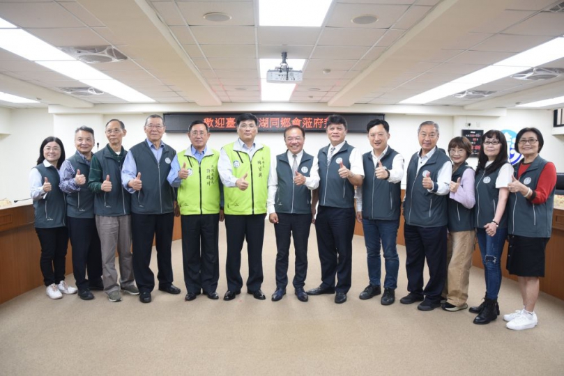 林皆興接見台北市澎湖同鄉會 盼齊心帶動地方發展 會中林皆興協請同鄉會尋求理念相同的在地飯店業者合作,提供澎湖鄉親赴台就醫專屬住宿優惠,減輕經濟負擔;他誠摯邀請同鄉會發揮醫界人脈能量,配合澎湖國際海上花火節期間,號召中醫、西醫及牙醫等專業醫療團隊來澎辦理義診,提升在地醫療量能,許明仁表達高度支持與同意