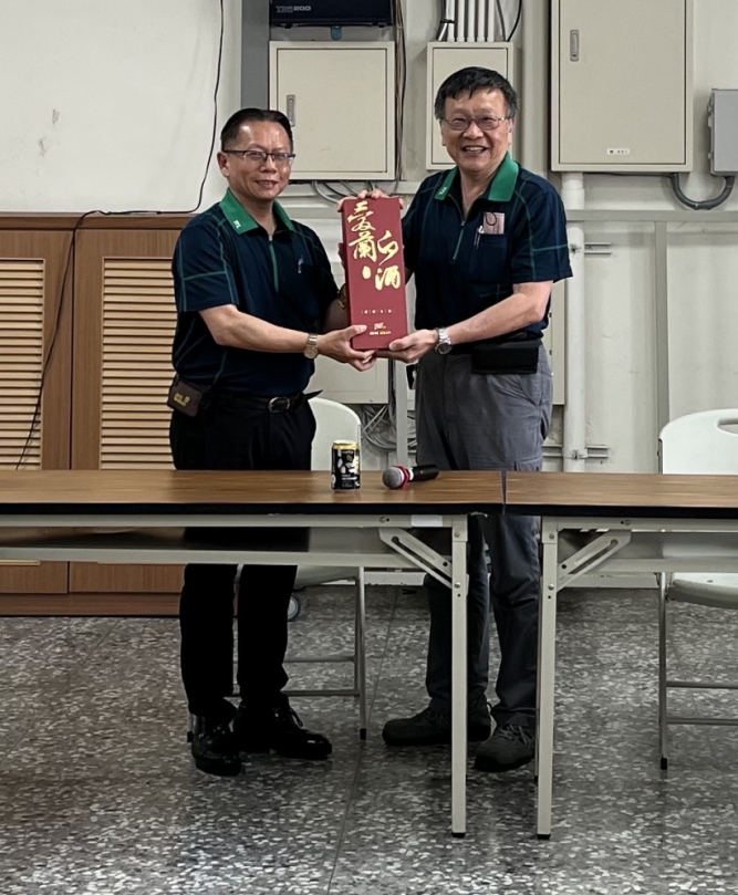 埔里酒廠舊任廠長吳政憲(左)重現埔里觀光酒廠永續經營