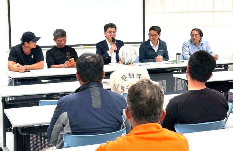 雲林立委劉建國召開「挺漁民、護漁權、顧未來」與漁民座談 獲同意養殖併入漁撈類別 直接轉換聘僱外勞更方便!
