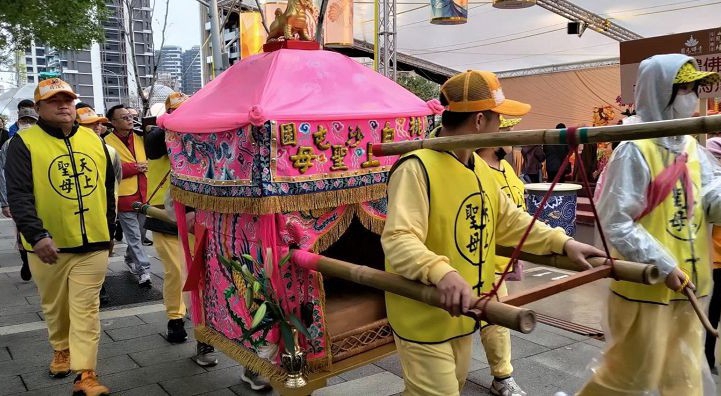 白沙屯拱天宮媽祖超跑為何是粉紅色？