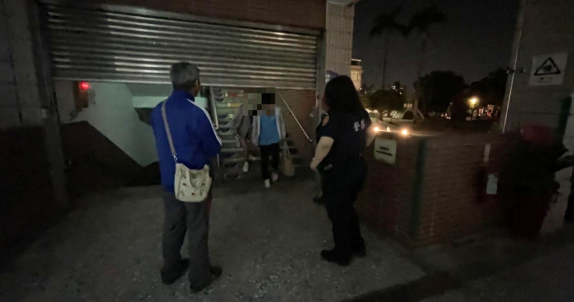 兩名學生相偕返母校探望師長  再相約校舍聊天忘我  鐵捲門關閉受困    公園所警連絡校方助脫困