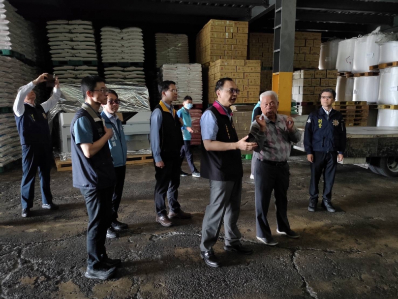 防範哄抬物價，彰化地檢署主任檢察官高如應，率警調府人員查訪米商。（照片檢方提供）