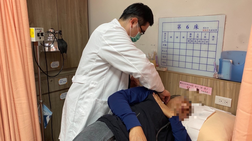 陳姓男子耳鳴,經員榮醫院中醫師黃鋒榮中西醫合擊而重拾健康生活。(照片員榮提供)