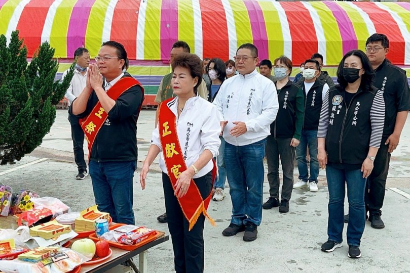 清明節馬公懷恩堂公祭 黃健忠主祭率市政團隊致意  馬公市公所表示，為因應清明節祭拜人潮，懷恩堂生命紀念館自3月28日至4月6日採中午不休館措施，協助分散人流，提升祭拜便利性。現場亦加強動線引導及環境整理，提醒民眾配合現場指引，共同維持良好祭祀秩序。