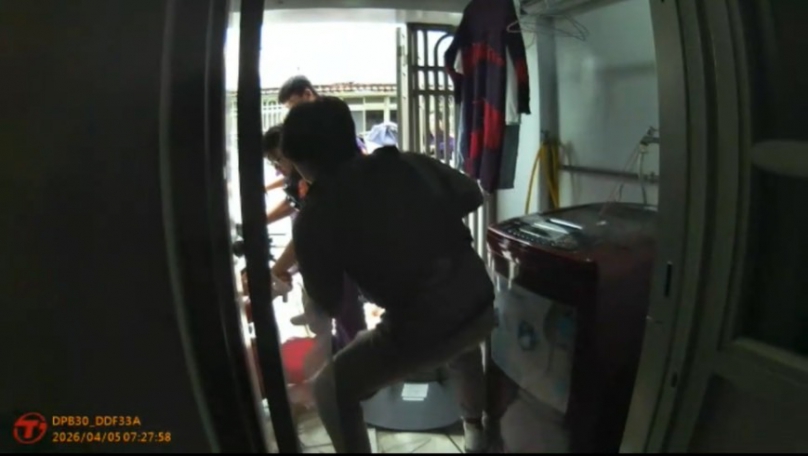 7名警員、屋主受傷|外籍移工超商搶走2根熱狗不給錢,亮刀躲進民宅猛烈拒捕,新城警迅速壓制逮捕!