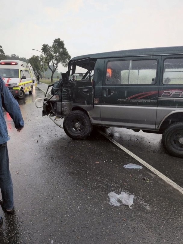 車頭變形｜休旅車疑天雨路滑失控自撞，駕駛夾車內、乘客飛拋車外，與死神拔河救回2命！