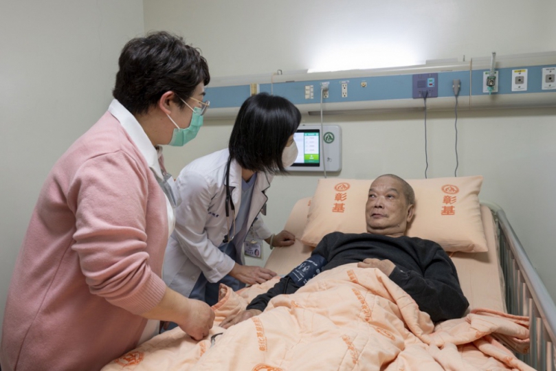 抗癌10年的鬥士（右）。（照片彰基提供）