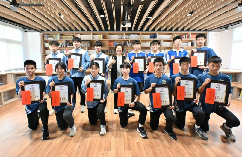 彰化縣3校14名拳擊選手入選國手,王縣長頒獎金打氣加油。(照片縣府提供)